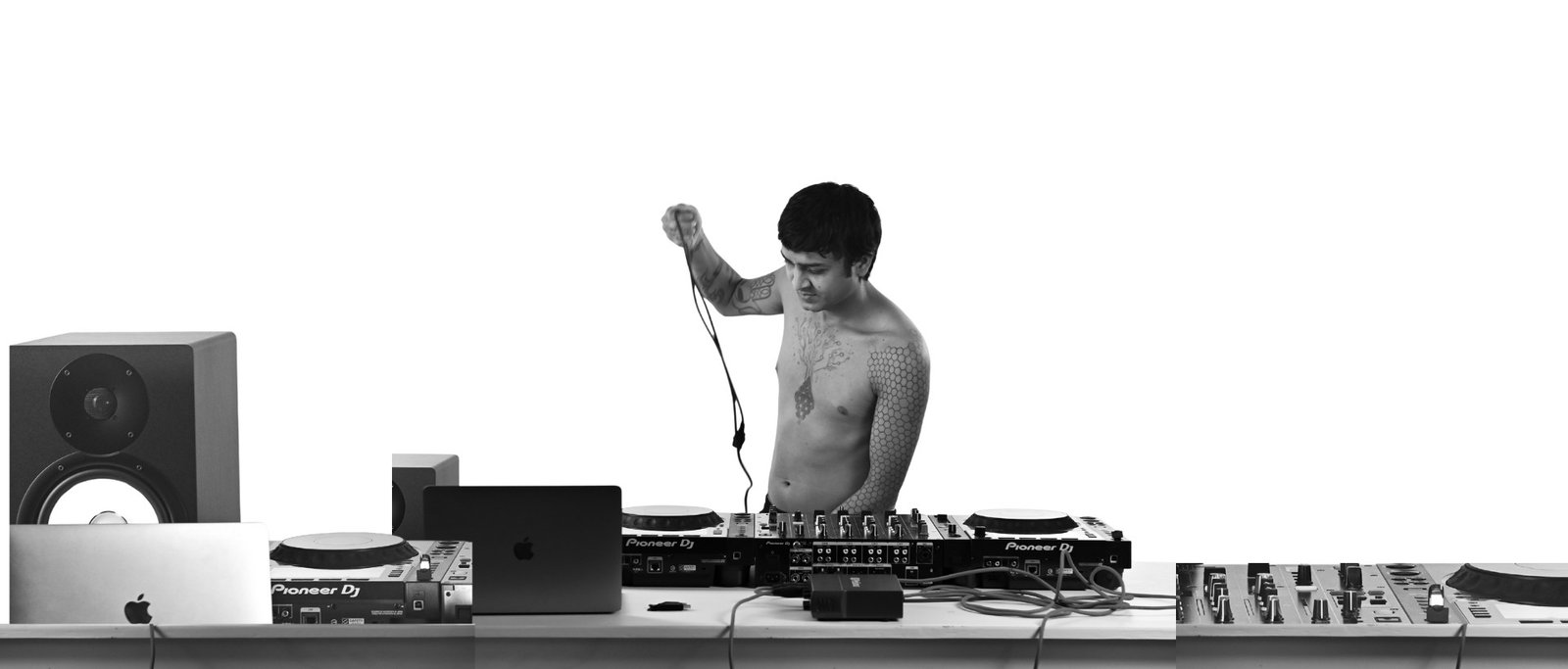 AVNAVION live on stage — underground techno show
